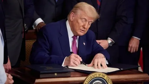 Donald Trump Signs Bill to End Longest Government Shutdown in U.S. History